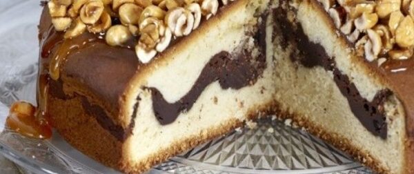 Λαχταριστή Βασιλόπιτα γεμιστή με σοκολάτα και καραμελωμένα φουντούκια – Συνταγές