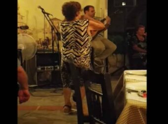 Γιαγιά χορεύει τσιφτετέλι σε μαγαζί και… τρελαίνει κόσμο – Videos