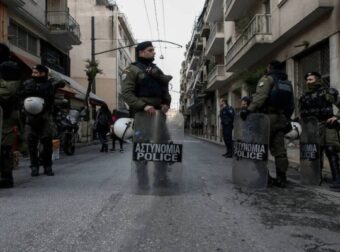 Επεισόδια στην ΑΣΟΕΕ: Βίντεο ντοκουμέντο από τη στιγμή έφοδου της ΕΛΑΣ – Στον Εισαγγελέα οι συλληφθέντες – Ελλάδα