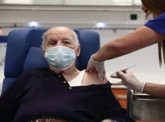 Υποχρεωτικός εμβολιασμός για άνω των 60: Ποιοι εξαιρούνται και πώς απαλλάσσονται – Η διαδικασία – Ελλάδα