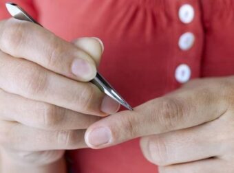 Σας μπήκε ακίδα στο χέρι; Έτσι θα την βγάλετε με ασφάλεια – Ομορφιά & Υγεία