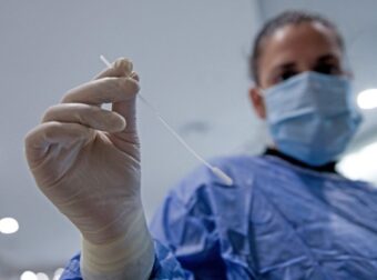 Μετάλλαξη Όμικρον: Για πόσο καιρό μπορεί ένα κρούσμα να τη μεταδώσει – Ελλάδα