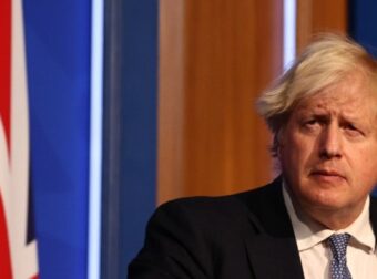 Νέο "κράξιμο" Βρετανών σε Μπόρις Τζόνσον: Κορωνοπάρτι μια μέρα πριν την κηδεία του πρίγκιπα Φιλίππου – Κόσμος