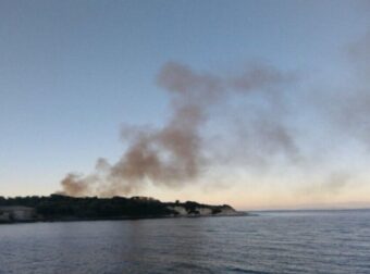 Συναγερμός στη Λέσβο: Ξέσπασε πυρκαγιά στο Καρά Τεπέ – Ελλάδα