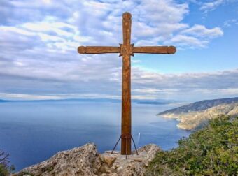 Αυτό το μυστικό εκκλησάκι που δεν χρειάστηκε ούτε πάτωμα, ούτε ταβάνι για να χτιστεί – Που βρίσκεται; – Funny-Περίεργα