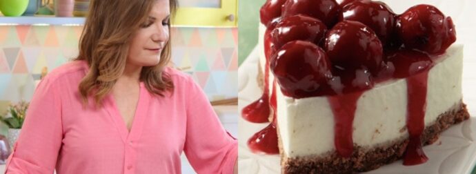 Αργυρώ Μπαρμπαρίγου: Εύκολο cheesecake βύσσινο με τα μελομακάρονα που περίσσεψαν από τις γιορτές