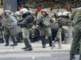 Ξέσπασαν επεισόδια στην Θεσσαλονίκη: «Βροχή» από μολότοφ στην Καμάρα – Επίθεση στα ΜΑΤ – Ελλάδα