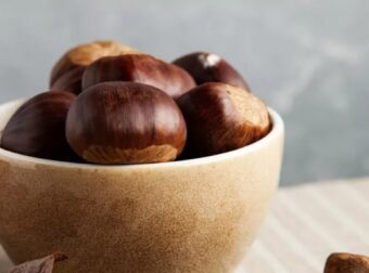 Λίγοι το ξέρουν: Το κόλπο για να καθαρίσεις το κάστανο στη στιγμή χωρίς να το σπάσεις καθόλου – Συνταγές