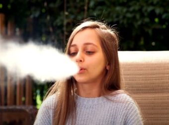 Η απίστευτη ιστορία μιας 22χρονης που είναι "παγιδευμένη" σε σώμα 8χρονης (photos-video) – Funny-Περίεργα