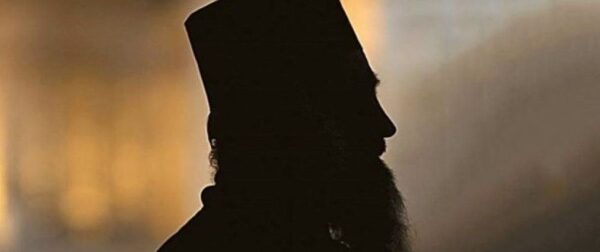 Αδιανόητο σκηνικό! Αρνητής ιερέας με κορωνοϊό το έσκασε από το νοσοκομείο και πέθανε λίγες ώρες μετά – Ελλάδα