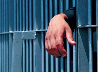 Περιστέρι: Προφυλακιστέος ο 32χρονος για τον βιασμό της 14χρονης αδελφής της συντρόφου του – Ελλάδα