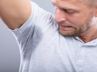 Το απόλυτο κόλπο: Έτσι θα εξαφανίσετε τον ιδρώτα από τα ρούχα – Σπίτι