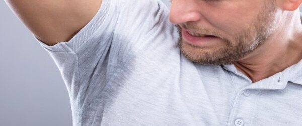 Το απόλυτο κόλπο: Έτσι θα εξαφανίσετε τον ιδρώτα από τα ρούχα – Σπίτι