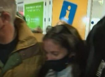 Survivor 5: Λαχάνιασαν οι δημοσιογράφοι! Κυνηγούσαν την Κρυσταλλία για μια δήλωση στο αεροδρόμιο – Survivor