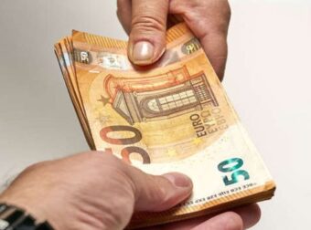 Μαθήματα ανθρωπιάς από πωλήτρια στη λαϊκή Παπάγου – Βρήκε 5.000 ευρώ και τα παρέδωσε – Ελλάδα