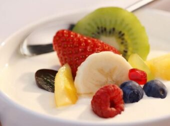 Βάζετε φρούτα στο γιαούρτι σας; Ο κίνδυνος που ελλοχεύει για την υγεία σας – Ομορφιά & Υγεία