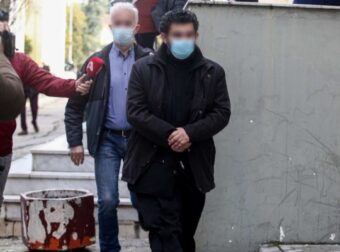 Ο δικηγόρος του ιερέα κατηγορεί την ανήλικη: «Έχει ψυχολογικά προβλήματα – Εκείνη έστειλε μήνυμα σεξουαλικού περιεχομένου» – Ελλάδα