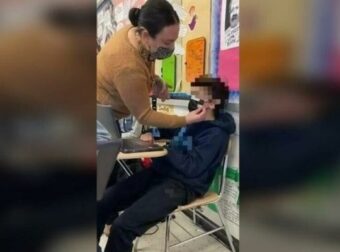 Δασκάλα κόλλησε με… σελοτέιπ τη μάσκα στο πρόσωπο μαθητή – Funny-Περίεργα