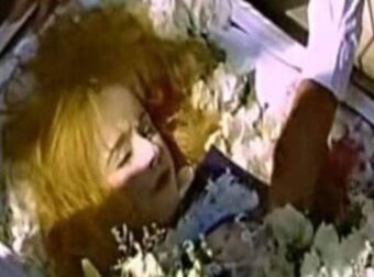 Νεκρή η Αλίκη Βουγιουκλάκη: Οι νέες απαγορευμένες φωτογραφίες που έρχονται 24 χρόνια μετά την κηδεία της στο φως! – Retromania