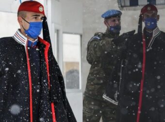 Γεια σου τσολιά μου: Η «Ελπίς» δεν λυγίζει τους Εύζωνες – Ντυμένοι με κάπες κοιτούν ακίνητοι το χιόνι