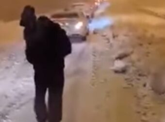 Κακοκαιρία Ελπίδα: Γονιός αναγκάστηκε να περπατήσει 2,5 χλμ στην Αττική Οδό με το παιδί του στην αγκαλιά – Ελλάδα