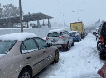 Κακοκαιρία Ελπίδα: Στην Αττική Οδό ο στρατός για να απεγκλωβίσει τους οδηγούς – Γενική αργία την Τρίτη – Ελλάδα