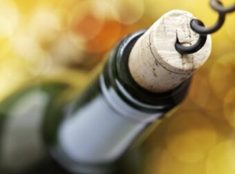 Το σούπερ κόλπο: Αυτή είναι η λύση για να ανοίξετε ένα μπουκάλι κρασί χωρίς ανοιχτήρι! – Σπίτι