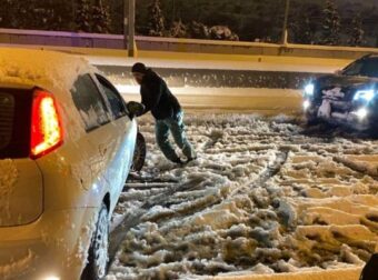 Κακοκαιρία Ελπίδα – Αττική Οδός: Σε εξέλιξη η επιχείρηση απεγκλωβισμού από στρατό και ΕΚΑΜ – Ελλάδα