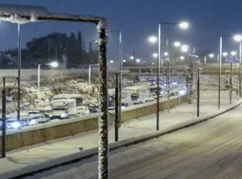 Κακοκαιρία “Ελπίδα”: Σε κρίσιμη κατάσταση ο 62χρονος που υπέστη έμφραγμα εγκλωβισμένος στην Αττική Οδό – Ελλάδα