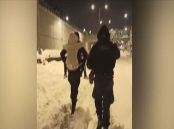 Το ανθρώπινο μεγαλείο εν μέσω… «Ελπίδας»: Η άγνωστη ιστορία με το κοριτσάκι που κουβαλούσε ο αστυνομικός στην πλάτη του (Video) – Ελλάδα