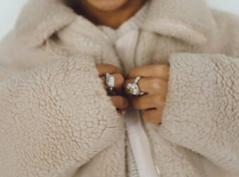 Αυτή είναι η πλεκτή ζακέτα από τα ZARA που ταιριάζει με τα πάντα και πρέπει οπωσδήποτε να έχεις στη ντουλάπα σου – Shopping