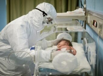 Συγκλονίζει η μητέρα του μωρού 5,5 μηνών που πέθανε από κορωνοϊό: «Το παιδί άρχισε να φεύγει στα χέρια μας» – Ελλάδα
