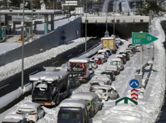 Αττική Οδός: «Χιονοθύελλα» προβλημάτων και ταλαιπωρίας! Πώς μπορούν οι πολίτες να βρουν το δίκιο τους – Τι διεκδικούν οι οδηγοί που εγκλωβίστηκαν (Video) – Ελλάδα