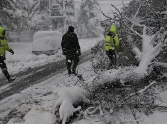 Οργή και αγανάκτηση: «Είμαστε 36 ώρες χωρίς ρεύμα, έχουμε μωρό παιδί και ηλικιωμένη! Ανάβουμε κεριά για να ζεστάθουμε» – Σοκαριστική καταγγελία εν μέσω… «Ελπίδας» (Video) – Ελλάδα