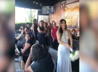 Νύφη πέταξε την ανθοδέσμη στις ανύπαντρες – Αυτό που ακολούθησε δεν το περίμενε κανείς! – Videos