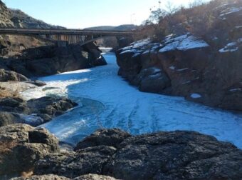Μαγικές εικόνες στα Γρεβενά: Πάγωσε ο Βενέτικος ποταμός – Η ανάρτηση του Σάκη Αρναούτογλου (photos-video) – Ελλάδα