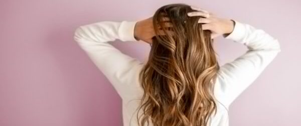 Έβαλε λάδι στα μαλλιά και έγιναν πιο λαμπερά από ποτέ – Ομορφιά & Υγεία