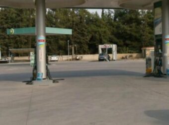 Τρόμος στο Βύρωνα: Κατέρρευσε στέγη πρατηρίου καυσίμων από το βάρος του χιονιού – Κλειστή η Φορμίωνος – Ελλάδα