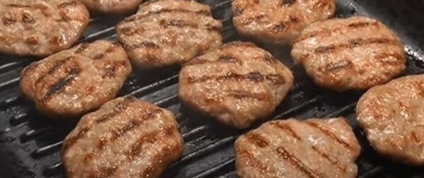 Ρίξτε μαζί με τα μπιφτέκια σας αυτό το μυρωδικό στη σχάρα – Θα τα απογειώσει – Συνταγές