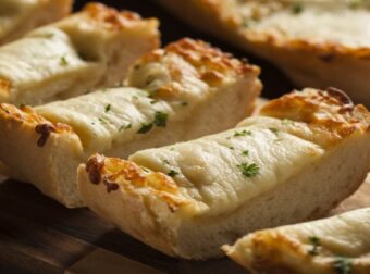 Φτιάξε το πιο γρήγορο και νόστιμο σνακ με ψωμί, τυρί και 2 υλικά – Συνταγές