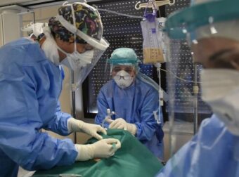 Κορωνοϊός: 22.362 νέα κρούσματα και 107 θάνατοι – Στους 605 οι διασωληνωμένοι – Ελλάδα