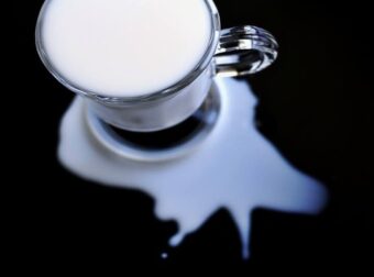 Λεκές από γάλα; Αφαιρέστε τον με 3 απλές και εύκολες κινήσεις – Σπίτι