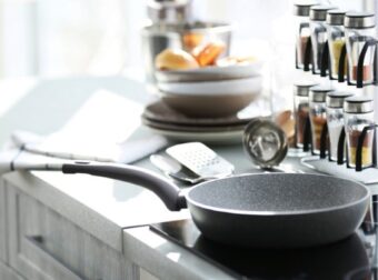 Αντικολλητικά τηγάνια σαν καινούργια με αυτό το κόλπο – Θα είναι σαν να τα αγοράσατε τώρα – Σπίτι
