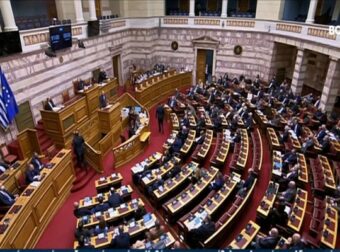 Πρόταση μομφής: Στα ύψη το πολιτικό θερμόμετρο – Ανταλλαγή «πυρών» λίγο πριν την κορύφωση στη Βουλή (Video) – Πολιτική