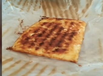 Αχνιστή τυρόπιτα με 3 υλικά στην τοστιέρα: Γίνεται πανεύκολα σε 10 λεπτά (Video) – Συνταγές