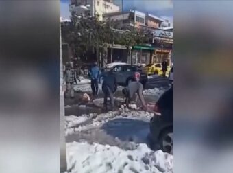 «Ραγίζουν» καρδιές: Πολίτες δίνουν το φιλί της ζωής σε σκυλάκι που έπαθε ηλεκτροπληξία! (Video) – Videos