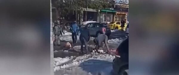 «Ραγίζουν» καρδιές: Πολίτες δίνουν το φιλί της ζωής σε σκυλάκι που έπαθε ηλεκτροπληξία! (Video) – Videos