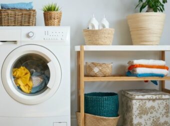 Βάζει τα ρούχα στο πλυντήριο προσθέτοντας μερικές κουταλιές αλάτι… Ο λόγος; Ευφυέστατος! – Σπίτι