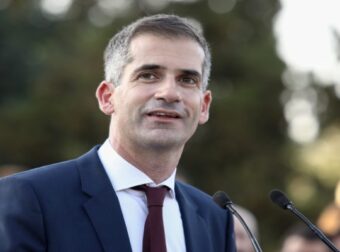 Άγρια «επίθεση» στον Κώστα Μπακογιάννη: Σάλος με τις δηλώσεις του – Gossip