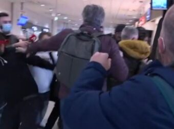 Survivor 5: Χαμός στην επιστροφή του Βαλάντη – Έσπρωξαν με μίσος δημοσιογράφο της εκπομπής Τι λες τώρα – Survivor